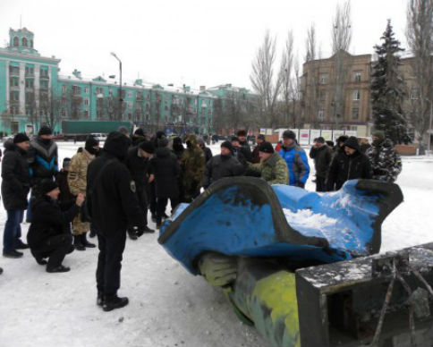 В Новомосковске снесли очередного Ленина (фото, видео)