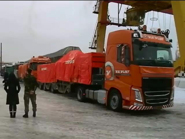До Нiдерландiв вiдправили 4 вантажiвки з уламками Боiнга (видео)