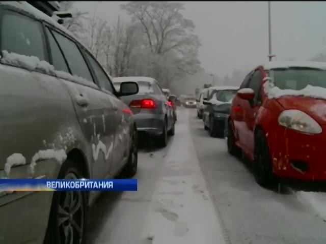 Снежные метели парализовали Великобританию (видео)