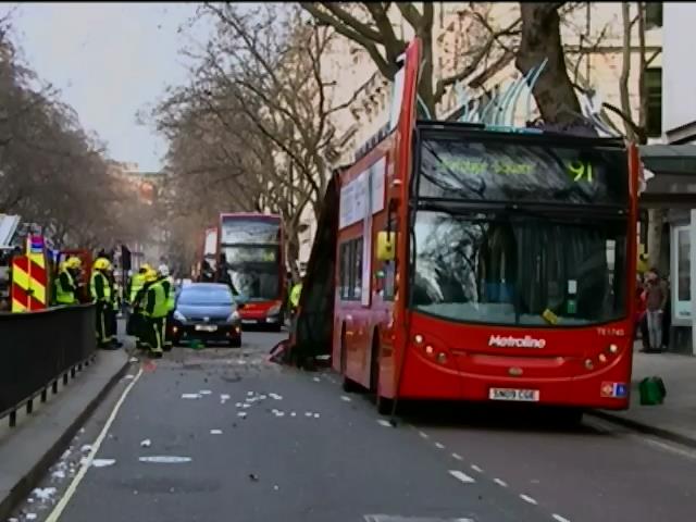 В Лондонi перекинувся двоповерховий автобус (видео)