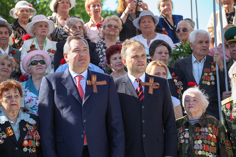 Президент Шевчук и Дмитрий Рогозин на параде 9 мая в Тирасполе