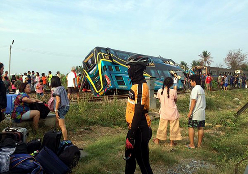 Поезд протаранил автобус в Таиланде Фото: EPA