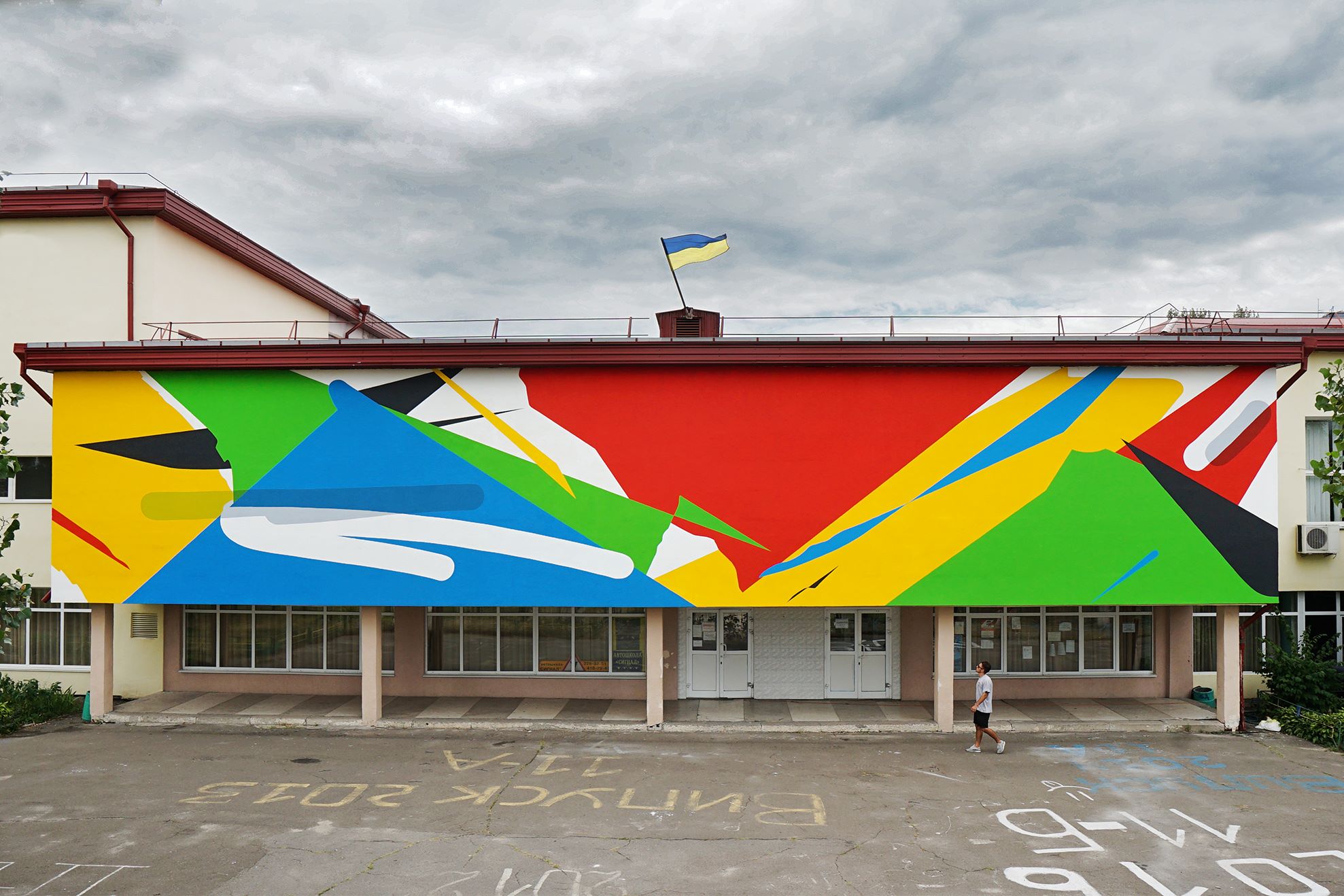 Проект цветной. Фасад школы Голландия. Яркие фасады. Цветные фасады зданий. Роспись фасада школы.