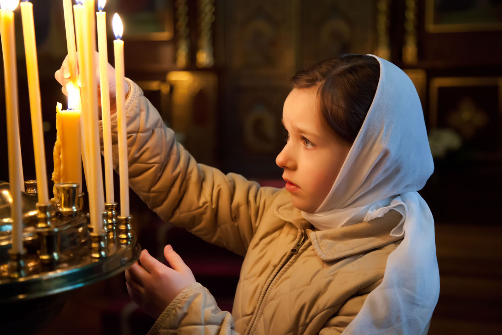Святой молящийся о детях. Дети в храме. Дети молятся в храме. Дети в православном храме. Девочка в храме.