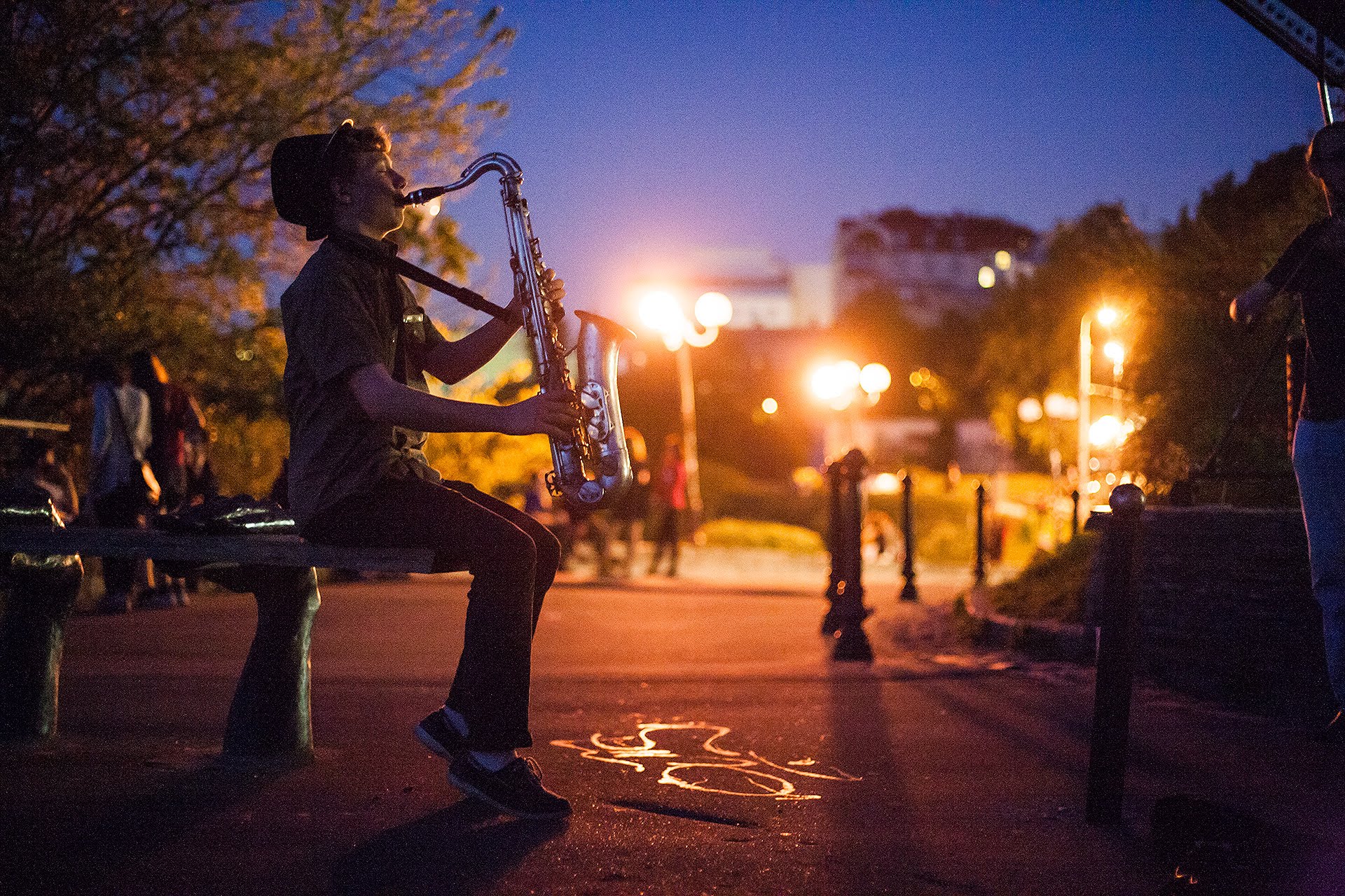 Музыка на улице ночью. Саксофонист уличный музыкант. Музыканты на улице. Музыканты в парке. Саксофонист на улице.