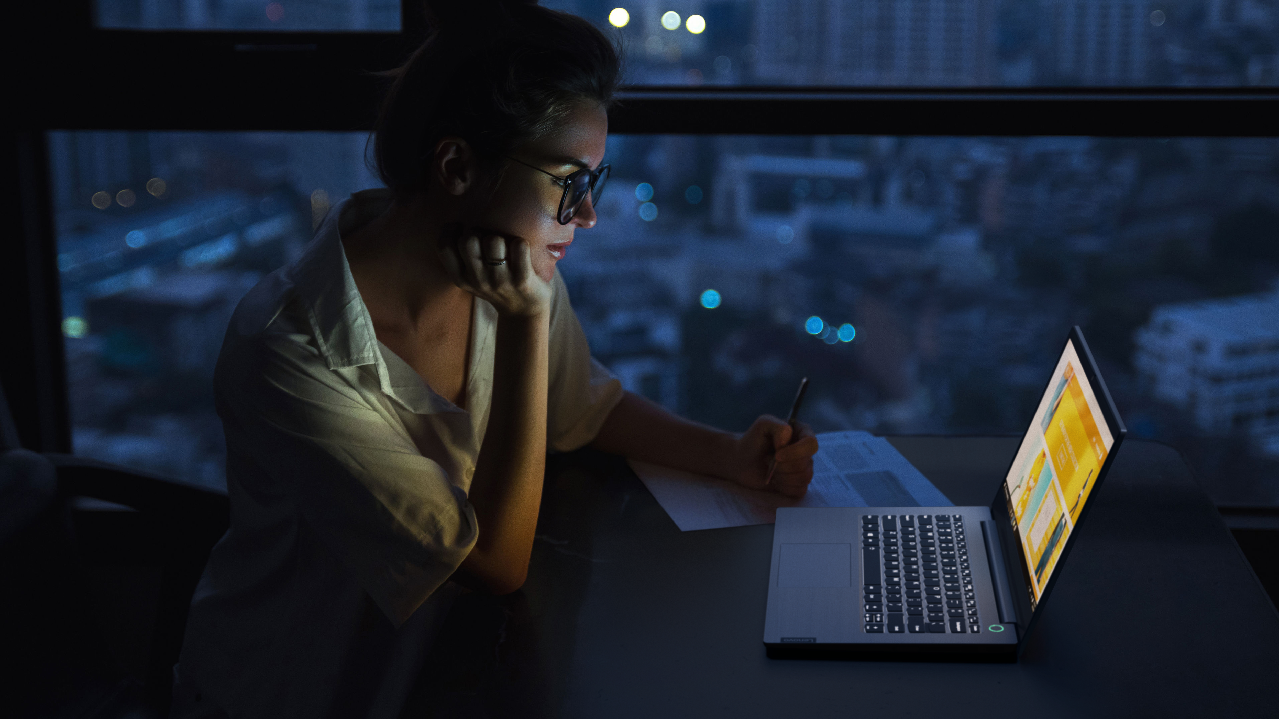 Работать до 10 вечера. Девушка сидит за компьютером. Ночью за компьютером. Человек за компьютером ночью. Девушка за компьютером ночью.