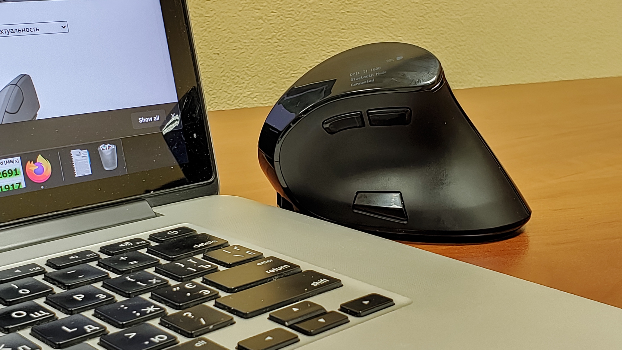 Trust Voxx Rechargeable Ergonomic Wireless Mouse 