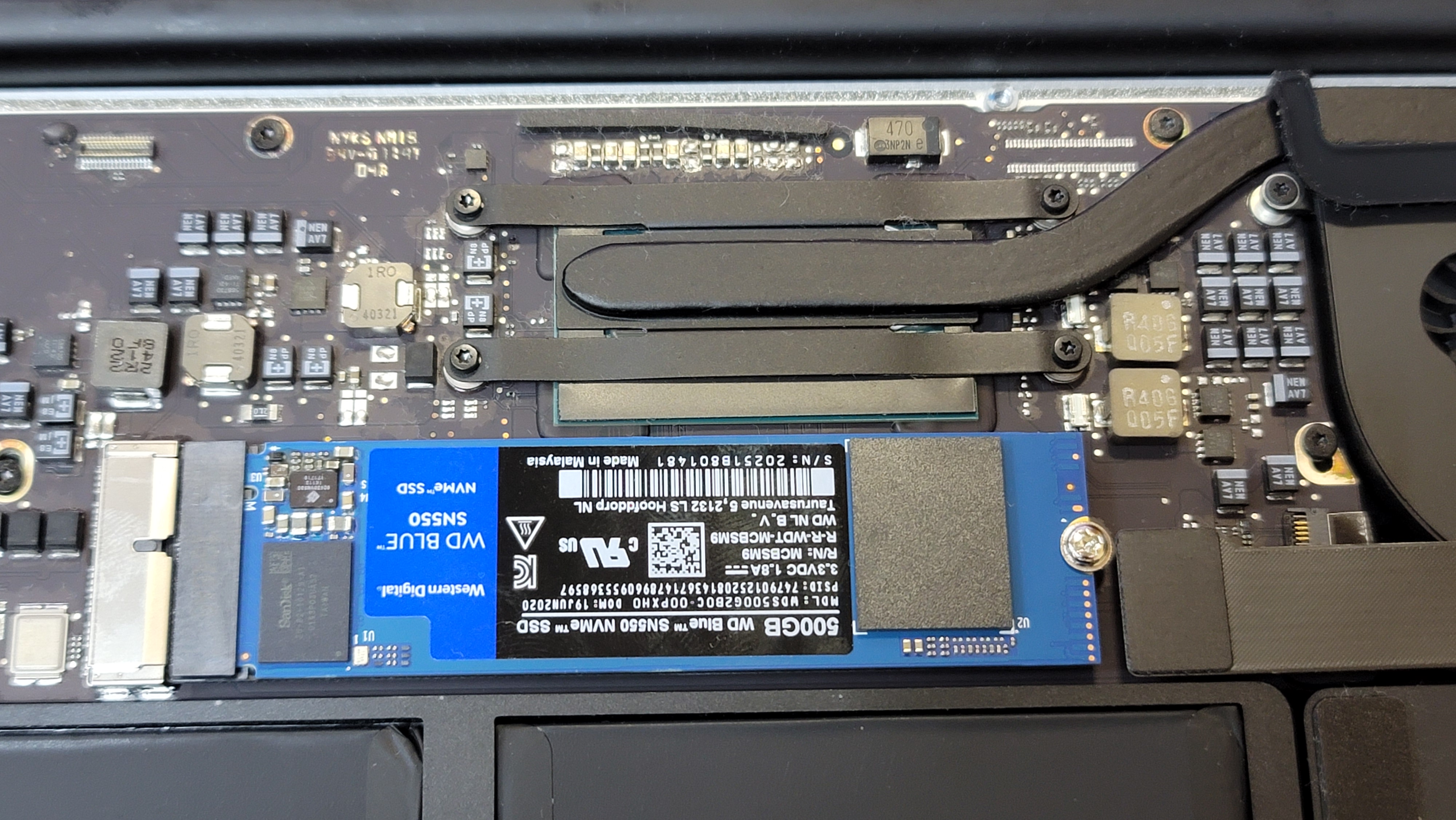 Установленный WD Blue SN550 в MacBook Air
