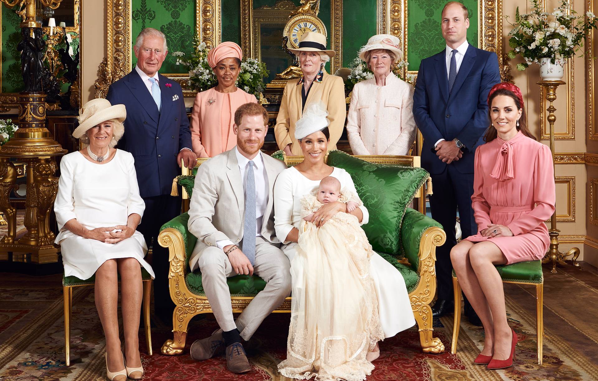 Герцогиня Корнуоллская Камилла, принц Уэльский Чарльз, мать Меган Дориа Рэгланд, принц Гарри и Меган Маркл с их сыном Арчи, Джейн Феллоуз, Сара Маккоркодейл, принц Уильям и его супруга Кейт