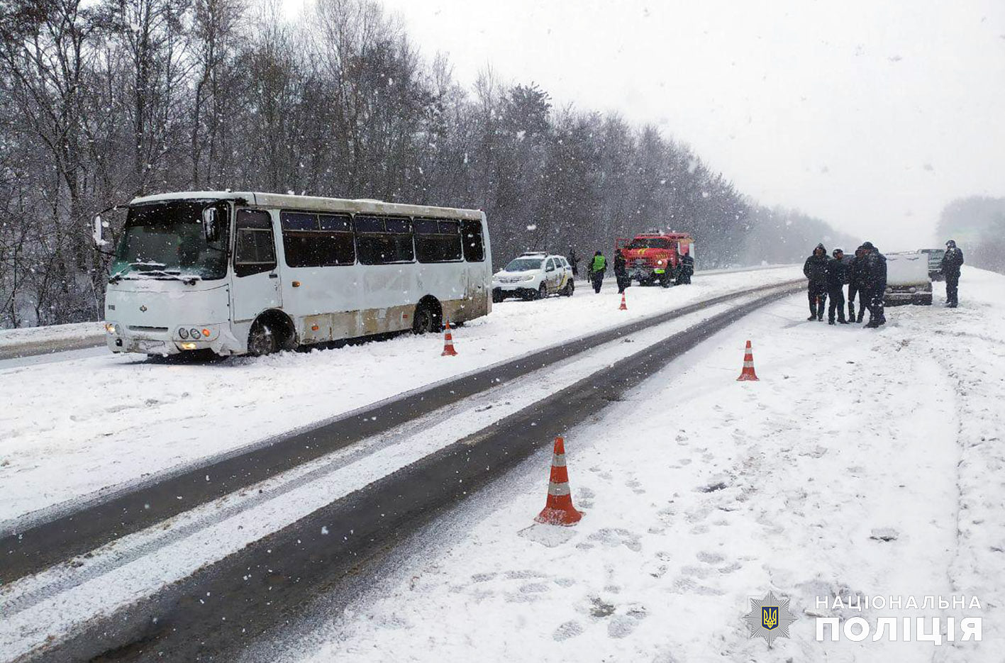 На трассе "Житомир-Черновцы" автобус "Богдан" столкнулся с "ВАЗ 2106" 