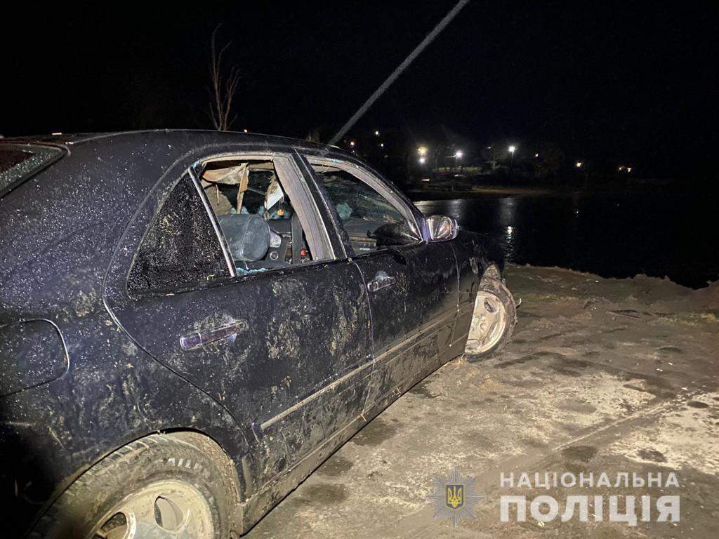 На севере Одесской области в городе Балте в реку свалился автомобиль с людьми в салоне