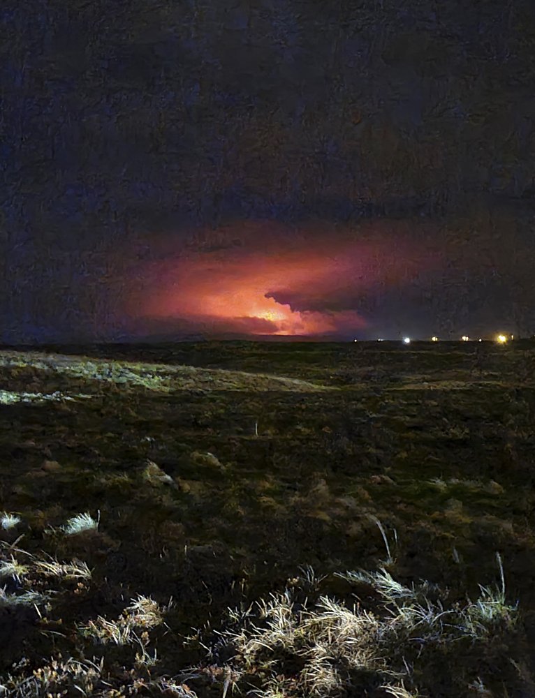 На полуострове Рейкьянес в Исландии извергается вулкан Фаградалсфьяль