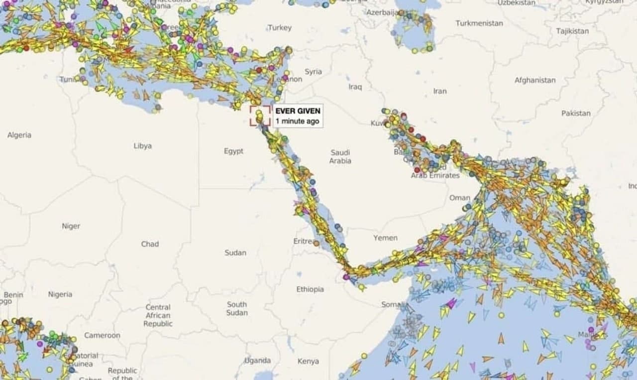 В канале и на подходах к нему в Красном и Средиземном море скопилось более 150 судов