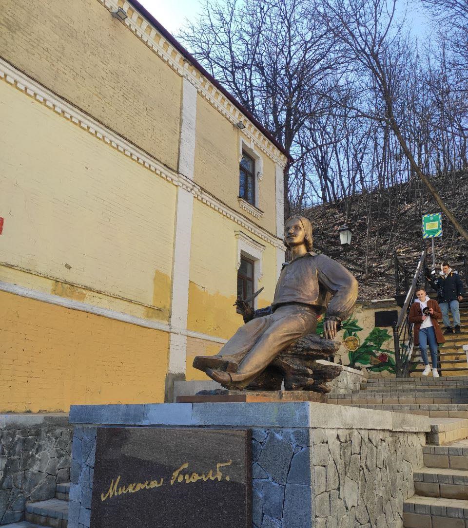 В Киеве на Андреевском спуске, возле Замковой горы, появился памятник украинскому писателю Николаю Гоголю