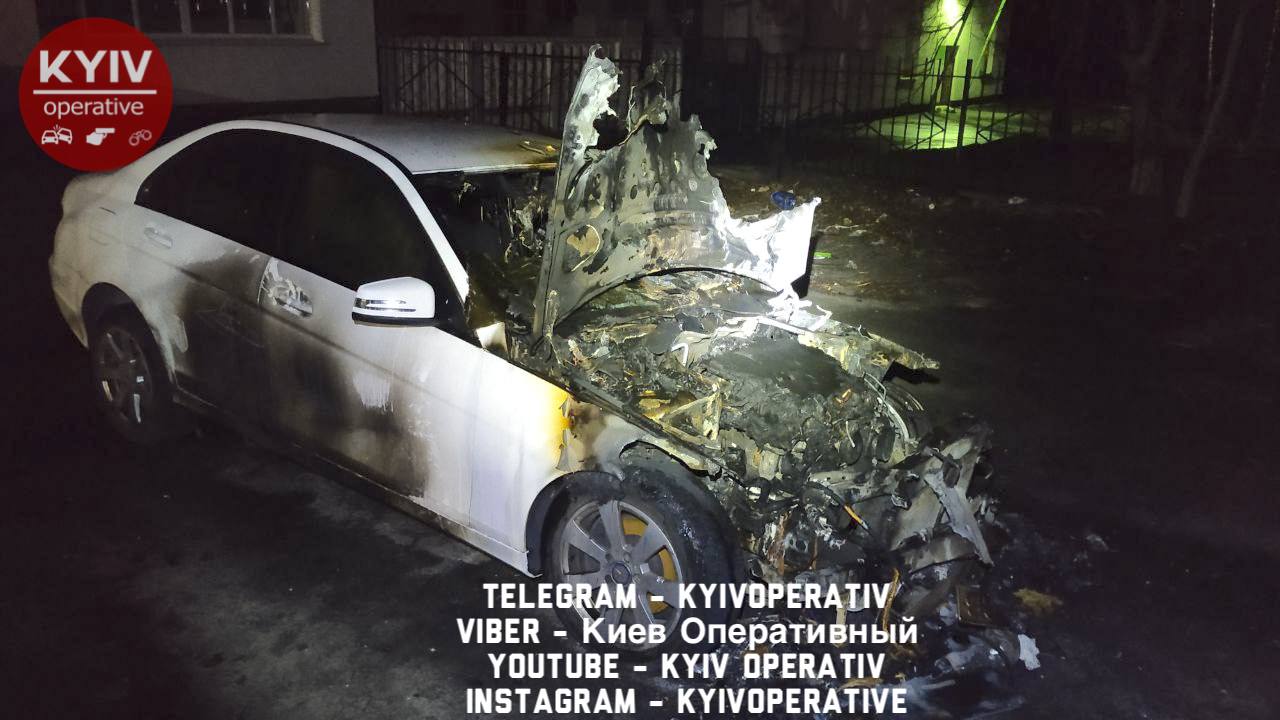 В Киеве бывший депутат поджег автомобиль жены и квартиру с детьми