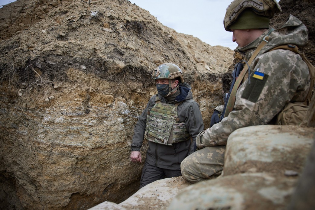 Президент Украины Владимир Зеленский посетил позиции украинских войск на Донбассе 