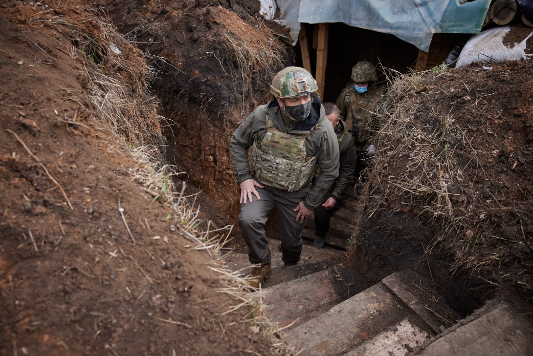 Президент Украины Владимир Зеленский посетил позиции украинских войск на Донбассе 