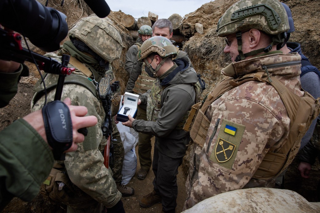 Президент Украины Владимир Зеленский посетил позиции украинских войск на Донбассе