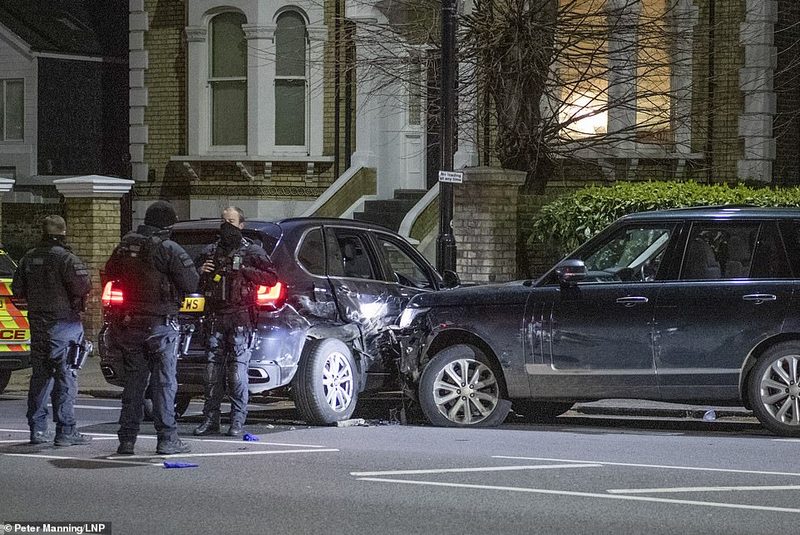 Разбитый Range Rover привлек внимание полиции