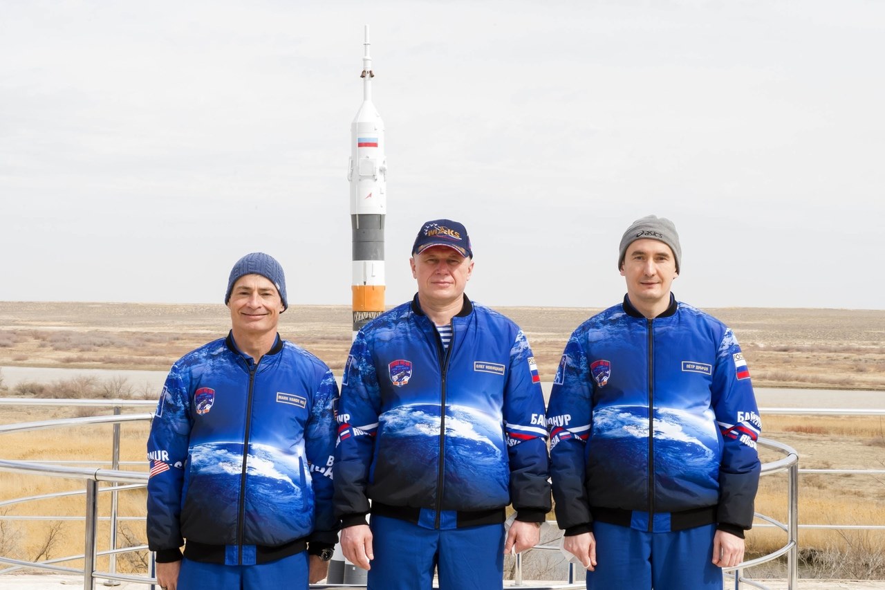 В новый состав экипажа МКС вошли россияне Олег Новицкий и Петр Дубров, а также американец Марк Ванде Хай
