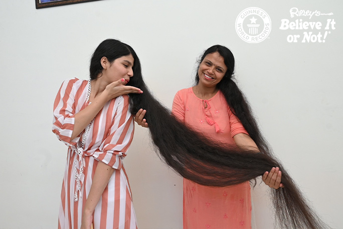 Девушка с самыми длинными в мире волосами сделала короткую стрижку