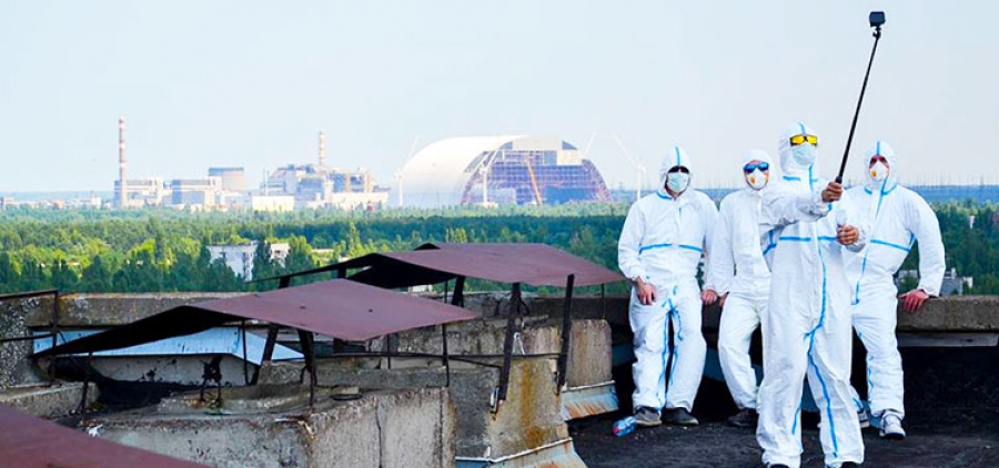 Туристы на фоне Чернобыльской АЭС