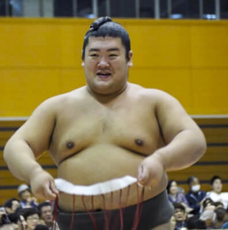 Японский сумоист умер из-за травмы головы во время боя