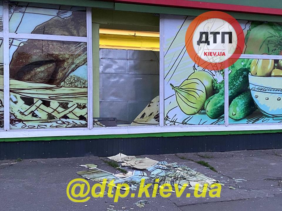 В Киеве взорвали банкомат и украли деньги, злоумышленников задержали