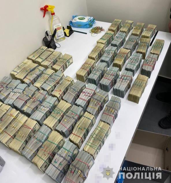 Полиция захватила "общак": у воров в законе "Умки" и "Лаши" изъяли миллионы долларов