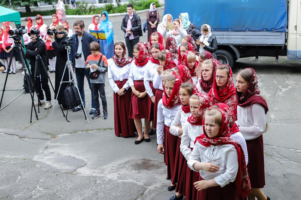 Благотворительная акция УПЦ: 200 детей из разных уголков Украины прибыли в Лавру на гала-концерт