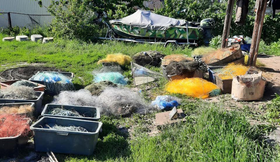 17 лодок и рыбный цех: под Киевом задержали группировку браконьеров