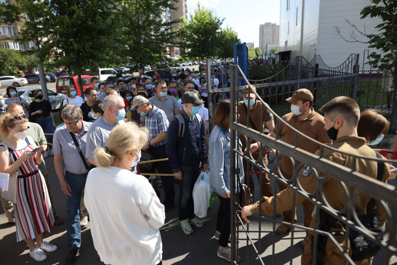 Сотни киевлян пришли к МВЦ для вакцинации: очередь растянулась на десятки метров