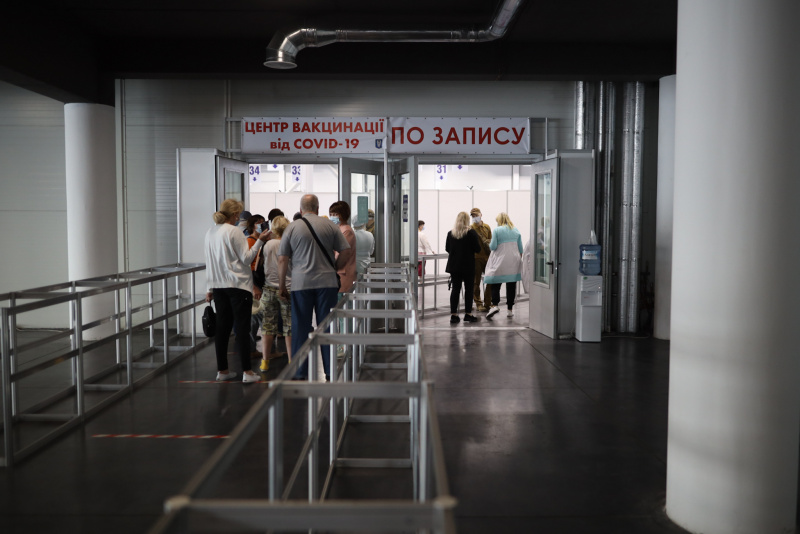 В Киеве под МВЦ выстроились огромные очереди на вакцинацию