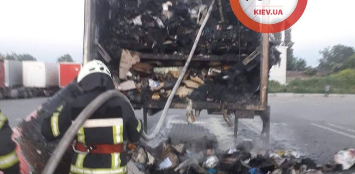 В Киеве сгорел прицеп с посылками "Новой почты