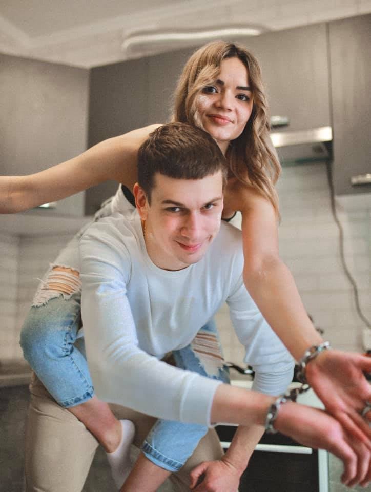 Влюбленная пара из Харькова, сковавшая себя цепью, объявила о расставании