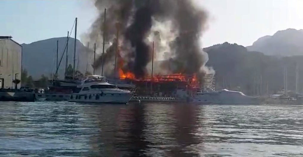 Возле турецкого курортного города Мармарис бушуют лесные пожары 