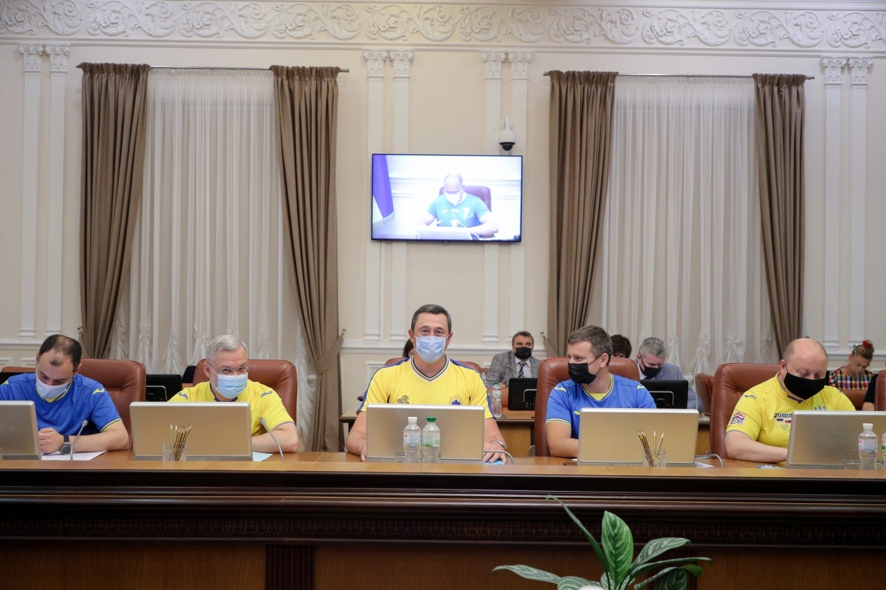Министры пришли на заседание правительства в форме футбольной сборной