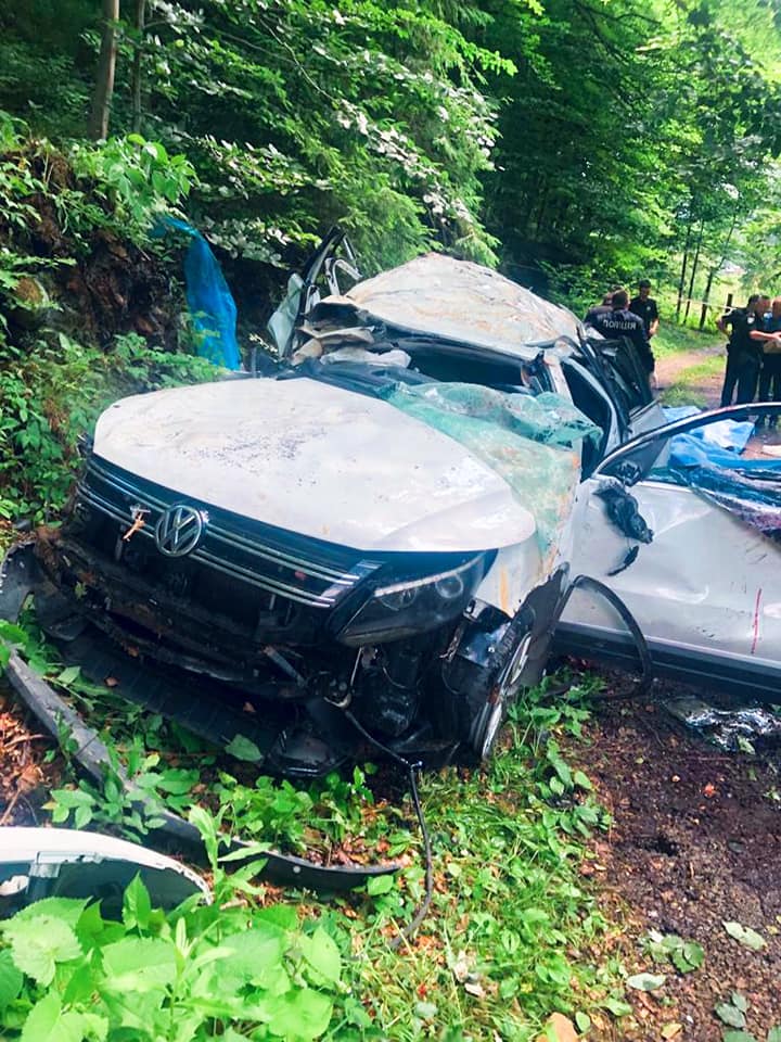 В Карпатах автомобиль упал с обрыва: погибли четверо (фото)