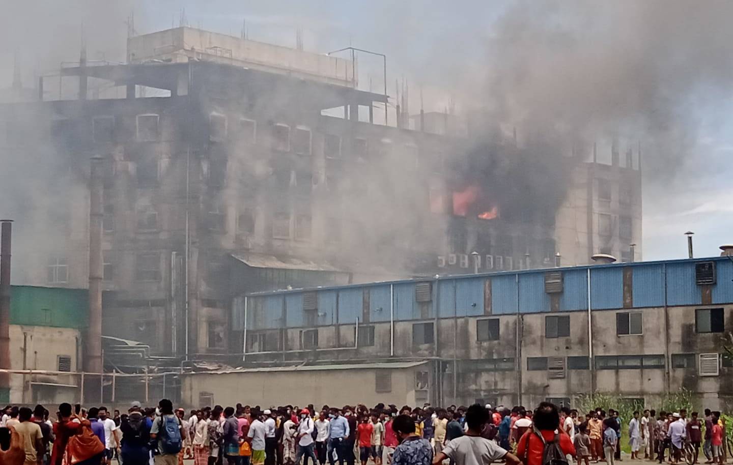 В Бангладеш при пожаре на фабрике погибли 52 человека, 44 пропали без вест
