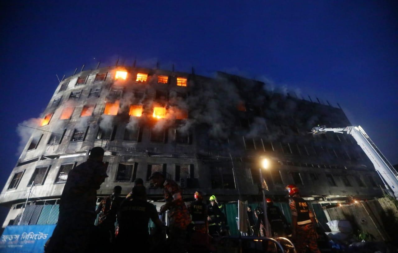 В Бангладеш при пожаре на фабрике погибли 52 человека, 44 пропали без вести
