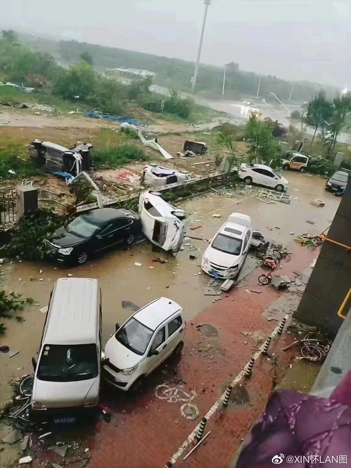 Последствия торнадо в Китае