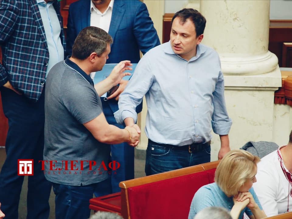 В Раде депутат от "Батькивщины" ударил "слугу народа"