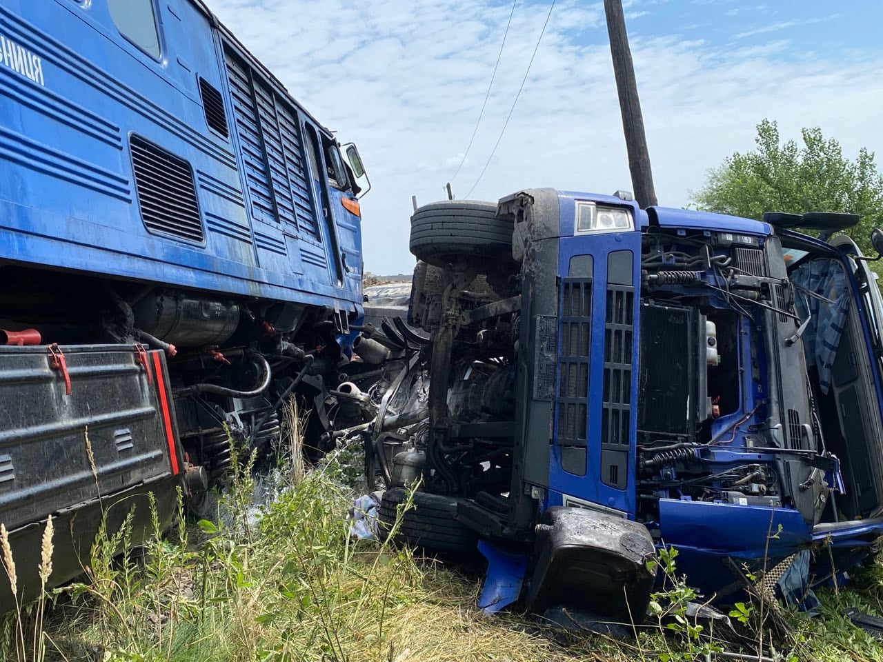 На Закарпатье пассажирский поезд протаранил в грузовик и сошел с рельсов