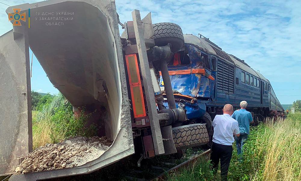 На Закарпатье пассажирский поезд протаранил в грузовик и сошел с рельсов