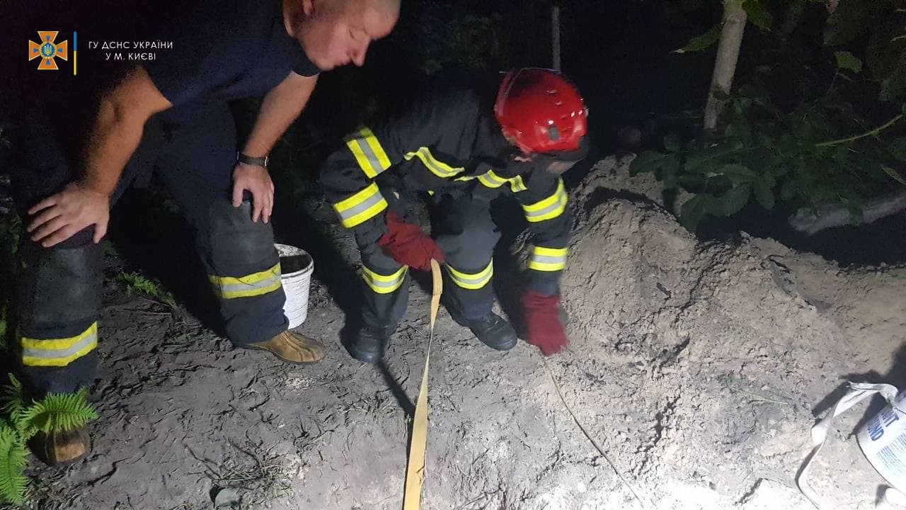 В Киеве во время рытья колодца мужчину похоронило под землей