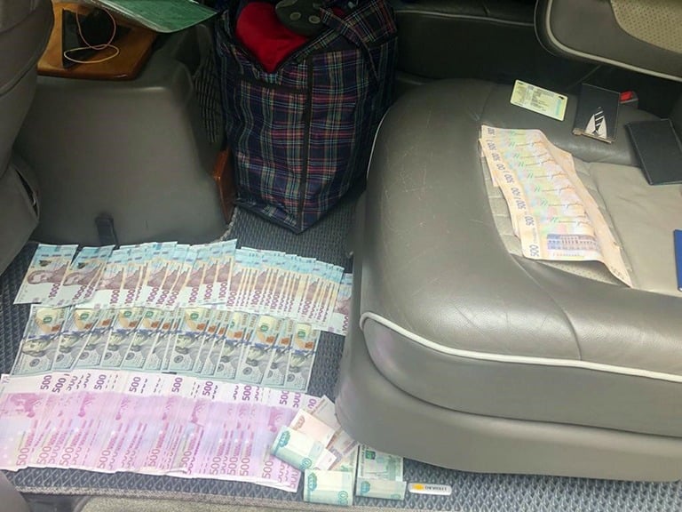 Продажного начальника безопасности и "охранника" суд отправил в СИЗО, а организатору ограбления удалось скрыться с деньгами, он объявлен в розыск. 