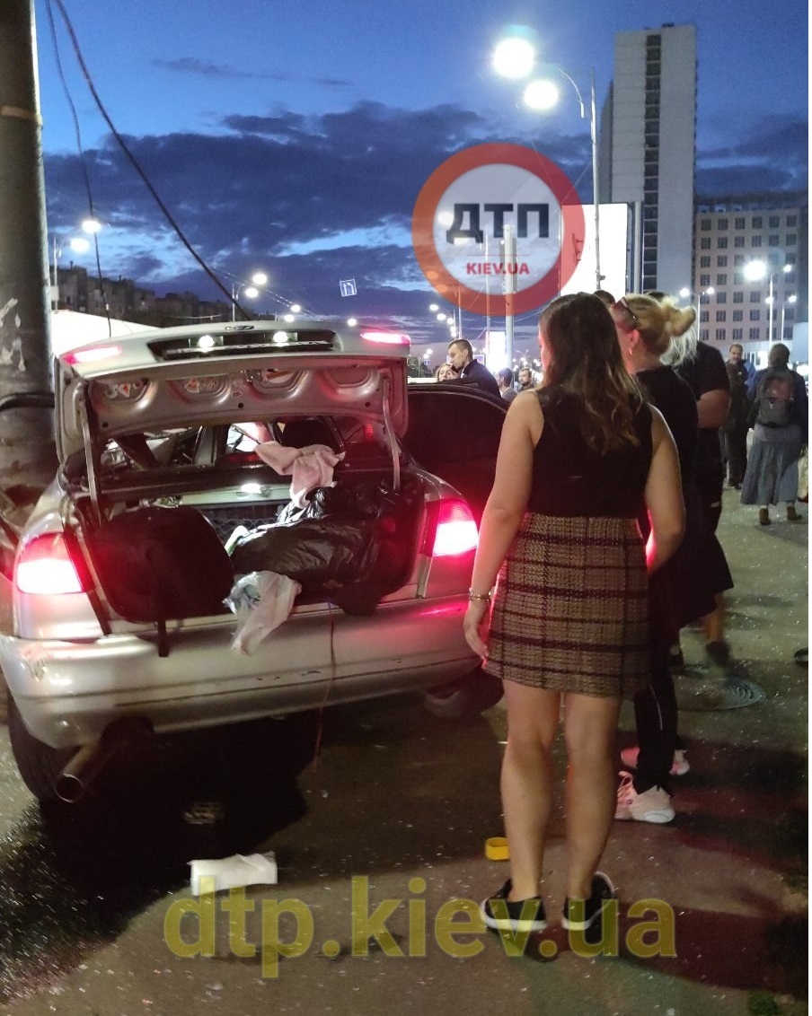 В Киеве автомобиль снес двух велосипедистов и врезался в столб