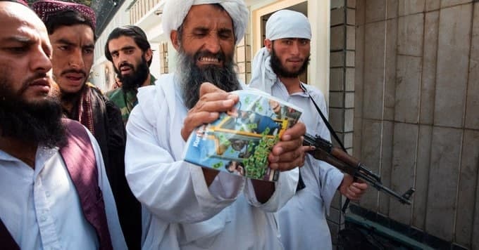 Талибы захватили посольство Норвегии: уничтожают вино и детские книги