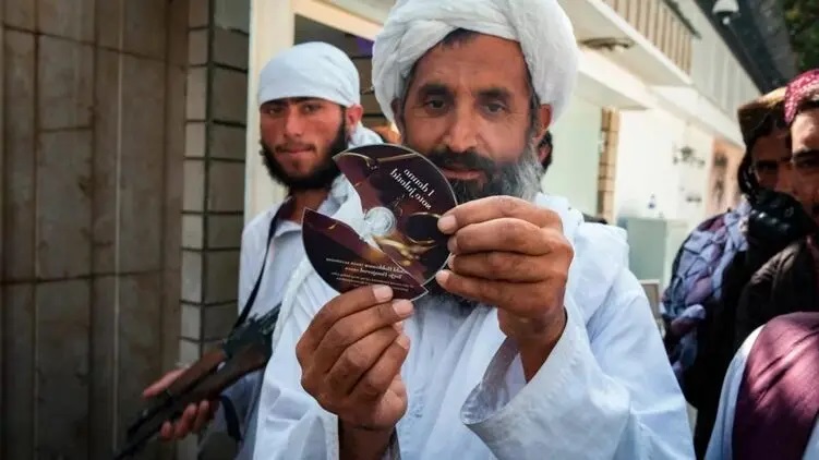 Талибы захватили посольство Норвегии: уничтожают вино, диски и детские книги