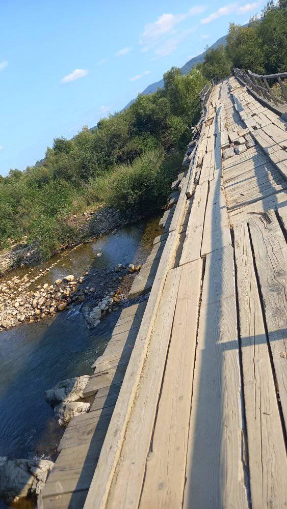 На Прикарпатье мальчик сорвался с аварийного моста и получил жуткие травмы